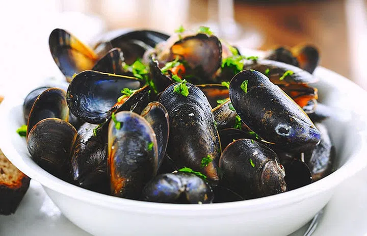 Cafe Fish is a restauranton the Isle of Mull withits own fi shing boat.Favourites include musselsor roasted shellfi sh bathedin garlic-and-herb butter.