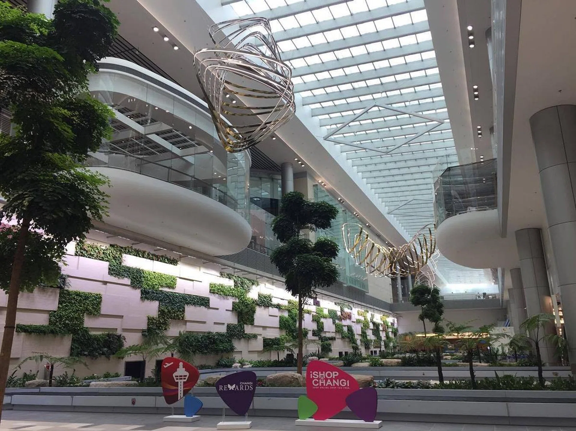 The kinetic composition of the work is an interpretation of the 'synaesthetic' experience of music, movement and light.