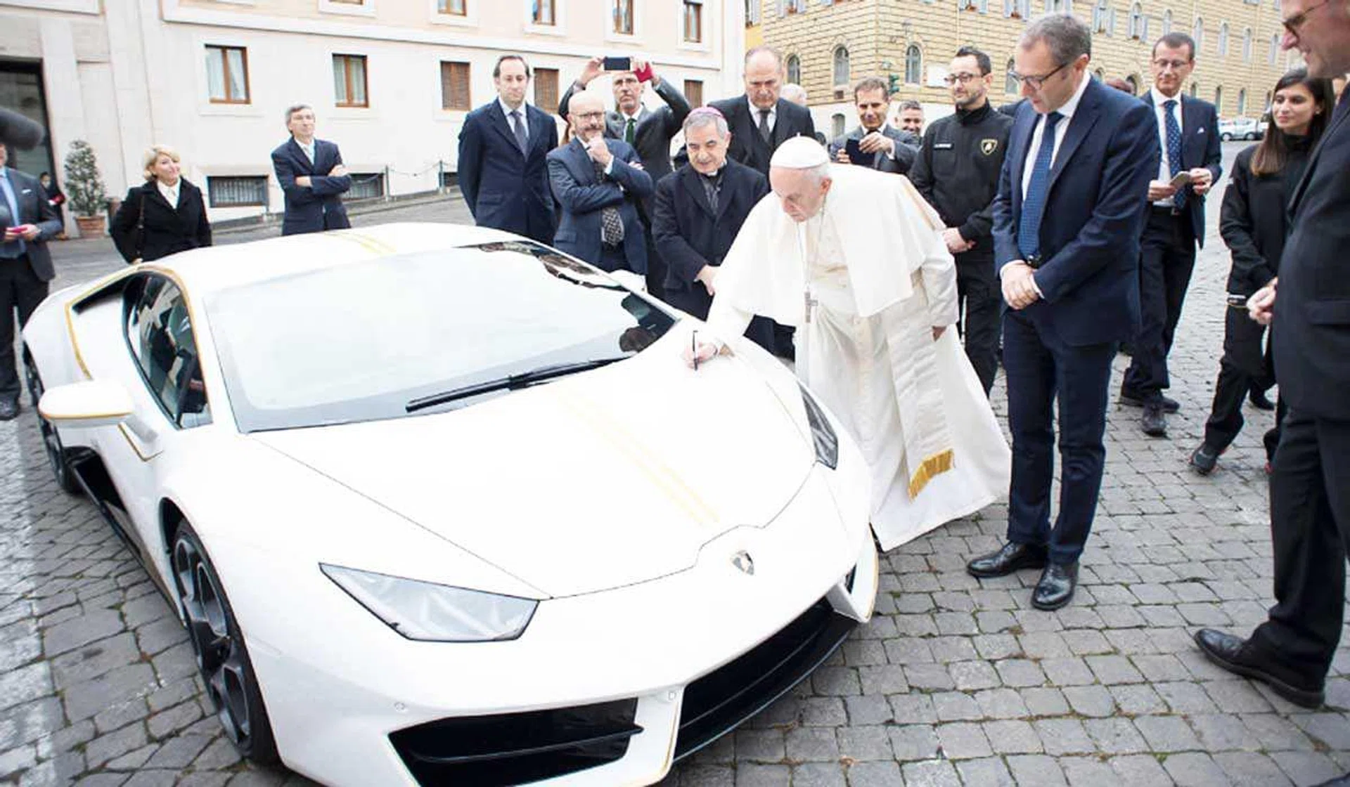 Pope Francis will be selling his Lamborghini