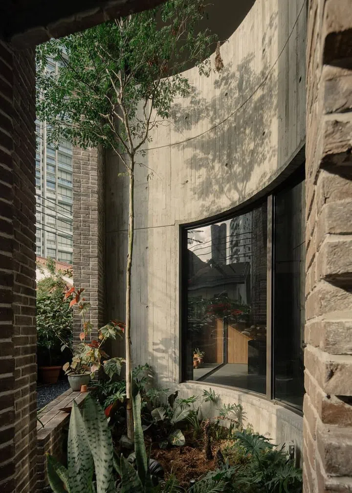 The internal courtyard on the rear of the ground floor with a double-volume height. (Photo: Khoo Guo Jie)