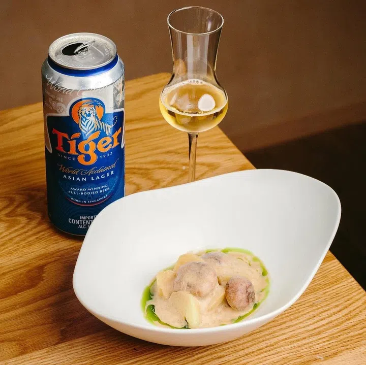 Ash-baked potato with razor clam and Tiger beer. (Photo: Whey/ Facebook)