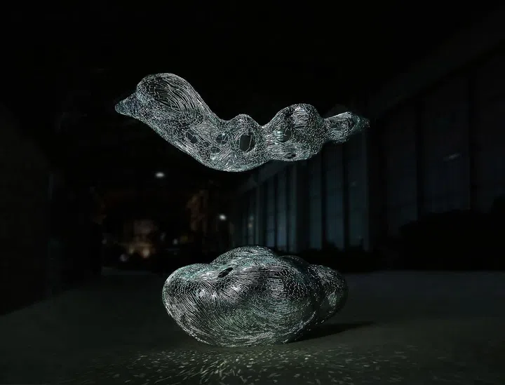 Illusion (2018), glass, Jie Li-Elbraechter.