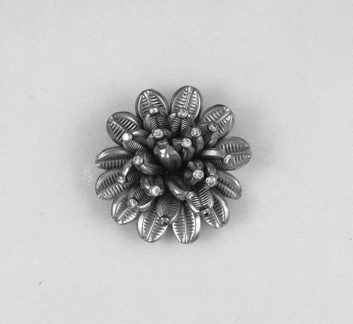 Photograph of a coffee-bean brooch, made of gold and diamonds, by Cartier from 1938.