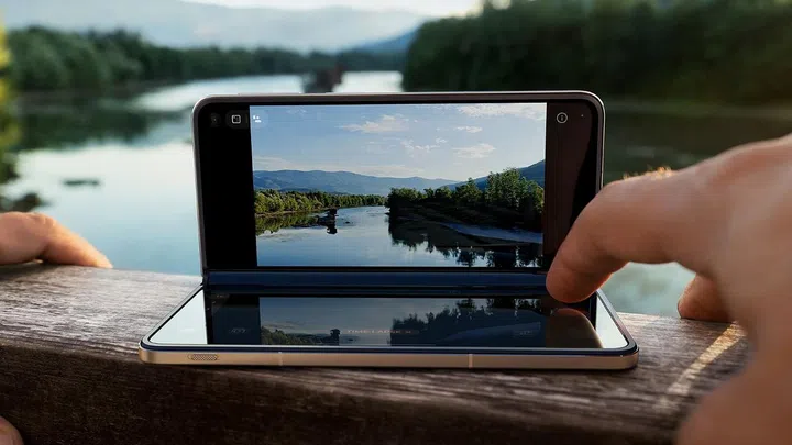 The book-style fold enables users to take photos without any tripod and attend video calls hands-free. (Photo: OPPO)