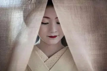 Secret Moments Of Maikos - The Grace, Beauty And Mystery Of Apprentice Geishas by Philippe Marinig