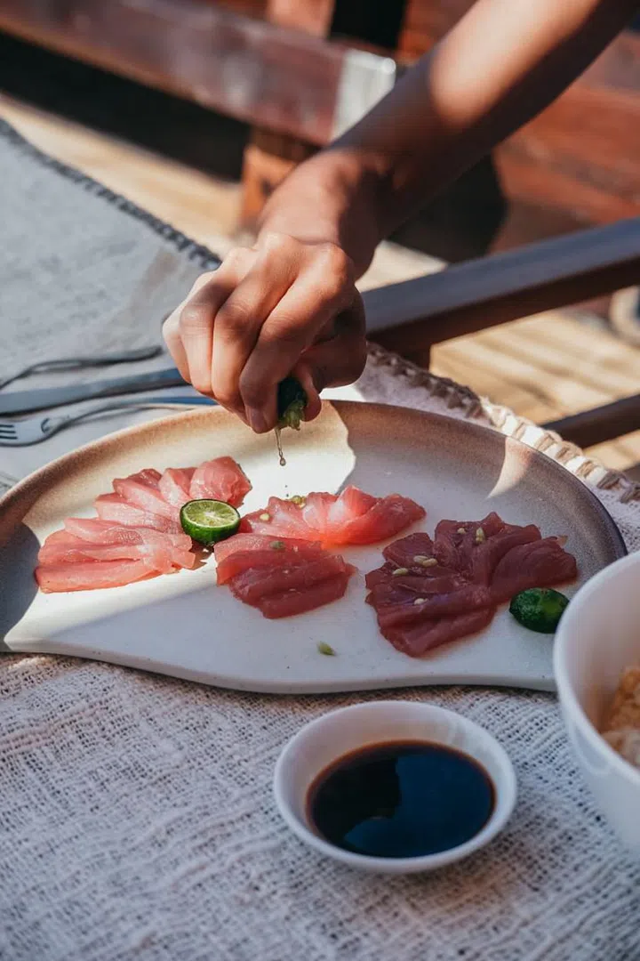 Freshly caught fish is served as sashimi on the phinisi. (Photo: Celestia)