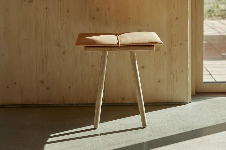 The Georg Jubilee stool is a special design for the 40th anniversary of the Skagerak brand, which has since been incorporated into the Fritz Hansen stable. (Photo: Fritz Hansen)