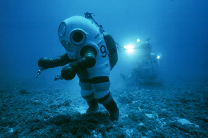 Sylvia Earle in October 1979 on a test dive
wearing a JIM suit in preparation for her recordbreaking
deepest untethered dive off Oahu in
Hawaii.