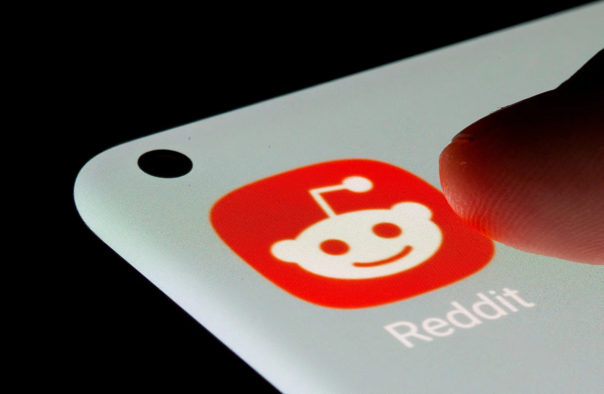 FILE PHOTO: Reddit app is seen on a smartphone in this illustration taken, July 13, 2021. REUTERS/Dado Ruvic/Illustration/File Photo