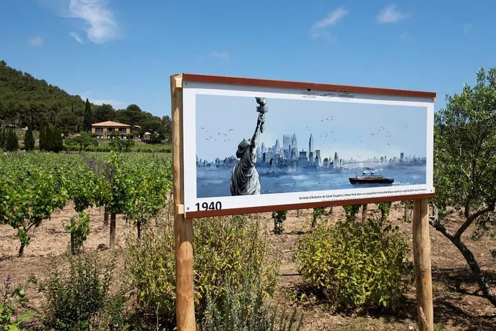 Cédric Fernandez’s illustration of Antoine de Saint Exupéry’s arrival in New York on a transatlantic ocean liner after the surrender of France in 1940. (Photo: Harald Gottschalk)