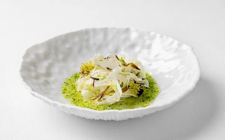 The fennel and mackerel sashimi course at Mauro Colagreco’s fine dining restaurant. (Photo: Justin de Souza)