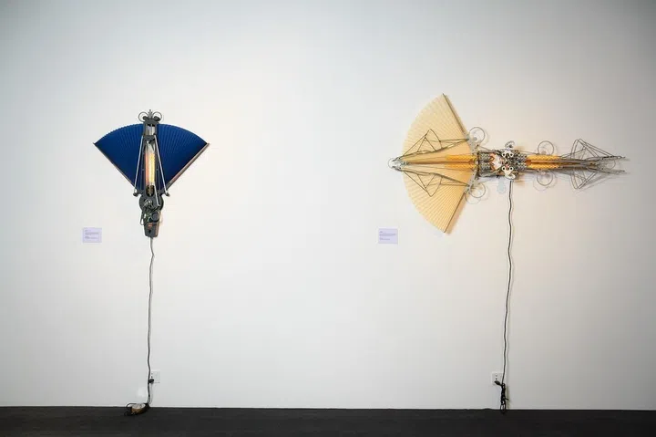 Hover (left) somewhat resembles an insect when its paper “wings” fold and unfold; Skipper (right) recalls an aquatic creature when its fan-shaped “fin” pulsates. (Photo: The Hour Glass)