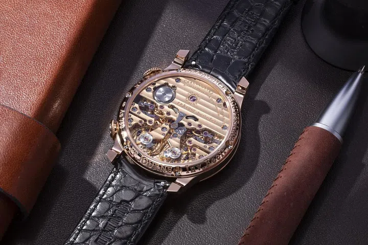 Crafted from 18K rose Gold, Calibre 1520 powers the new Chronomètre à Résonance. (Photo: The Hour Glass)
