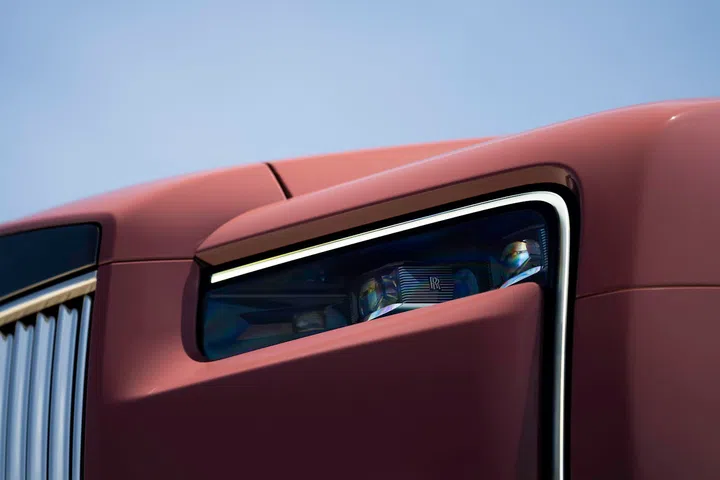 New vertical daytime running lights echo the theme of verticality, also reflected in the iconic Pantheon grille, illuminated for the first time on the Cullinan Series II. (Photo: Rolls-Royce) 