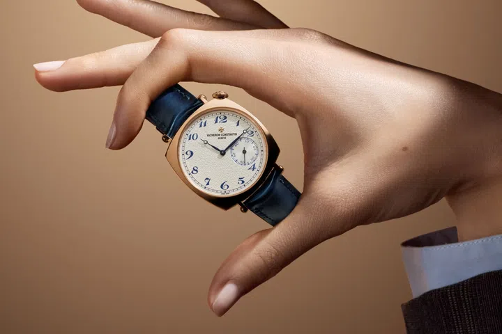 Vacheron Constantin Historiques American 1921 in pink gold with a diagonally oriented silver-toned dial, blue Arabic numerals and blue hands.