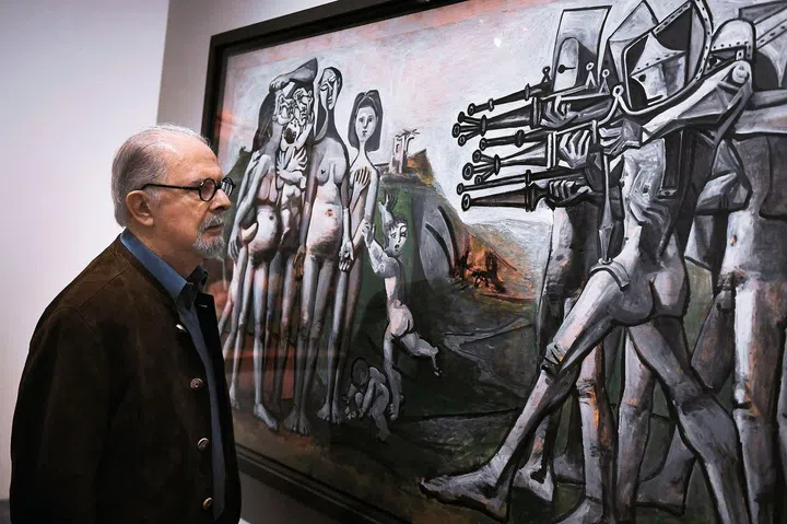 VOICE OF AN ARTISTBotero withPablo Picasso’s Massacre In Korea. Whilethe Colombian artist doesn’t think art can lead to change, he believes it can document an issue for posterity.