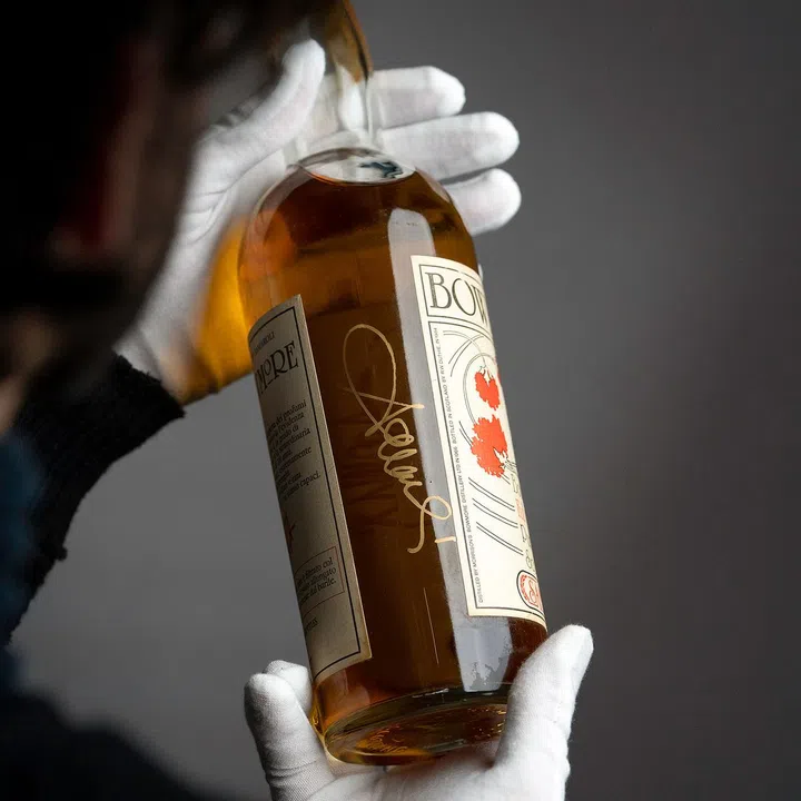 Joe Wilson with the signed Samaroli 1966 Bowmore Bouquet.