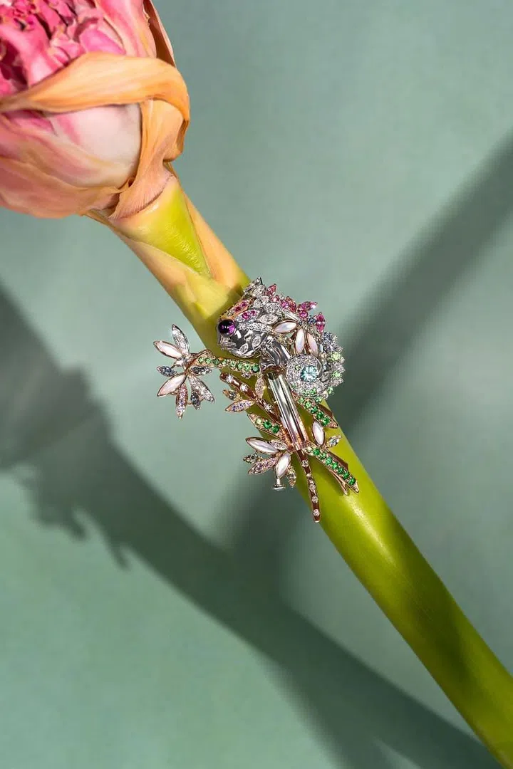 Featuring bi-coloured tourmaline, sapphires, spinels, and more, this chameleon brooch was commissioned by an art lover. (Photo: Madly Gems)