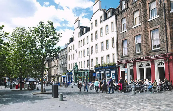 In Edinburgh, theold and new intertwine:cobblestone streets andmediaeval castles coexistwith high street labels andMichelin-star restaurants.