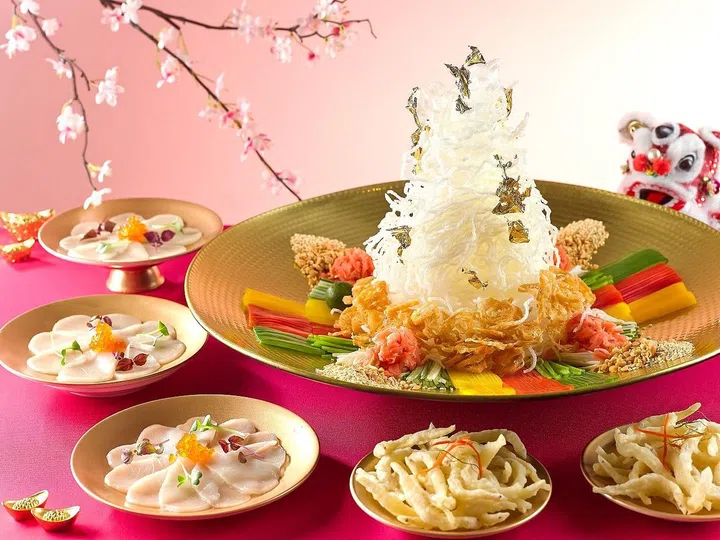 Signature Yellowtail Fish Yu Sheng with Golden Flake in Shun De Style