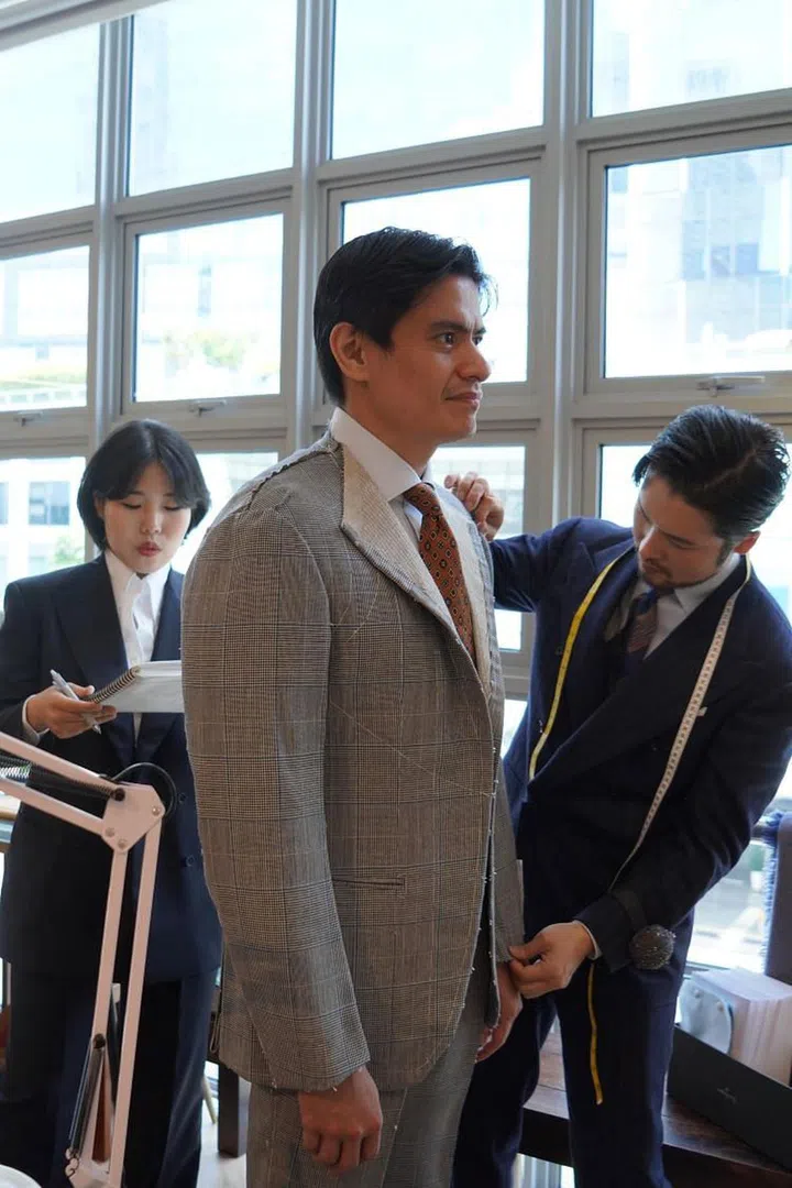 Kim Min Soo (right) and Hamin Kim of Assisi Bespoke House do a fitting for a client at The Decorum Singapore. (Photo: The Decorum Singapore)