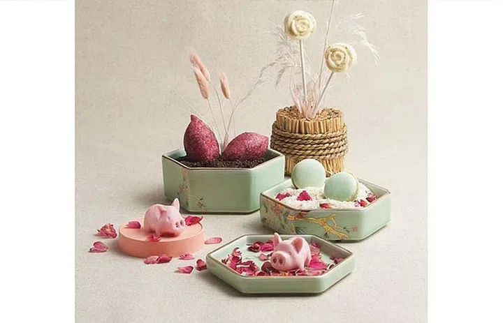 Dim Sum Artistry - a fashionable trio of translucent-skinned beauties that sit pretty in their own ceramic steamer.