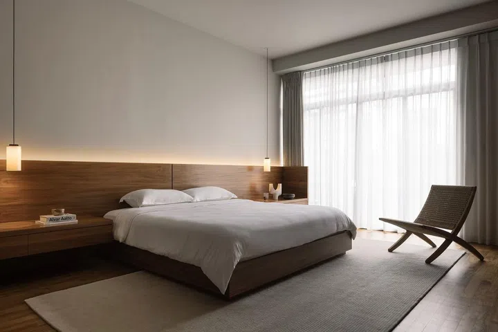 The master bedroom continues the house's streamlined design language. (Photo: Studio Periphery)