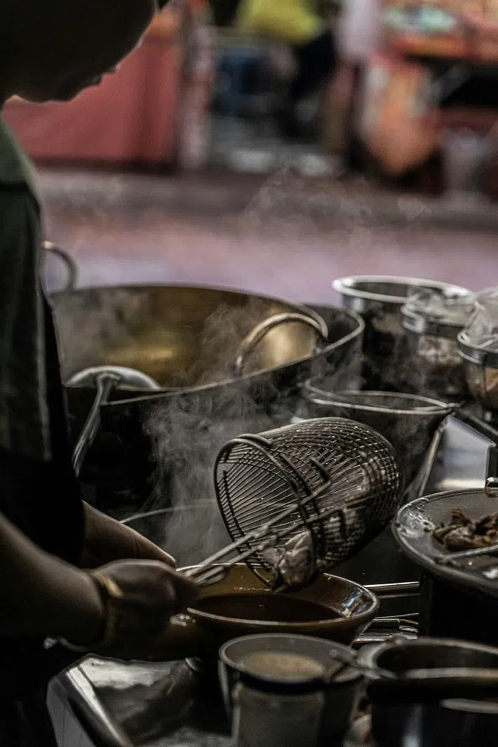 A street vendor making ba mee egg noodles in Bangkok's Chinatown. (Photo: Unsplash, Streets of Food)