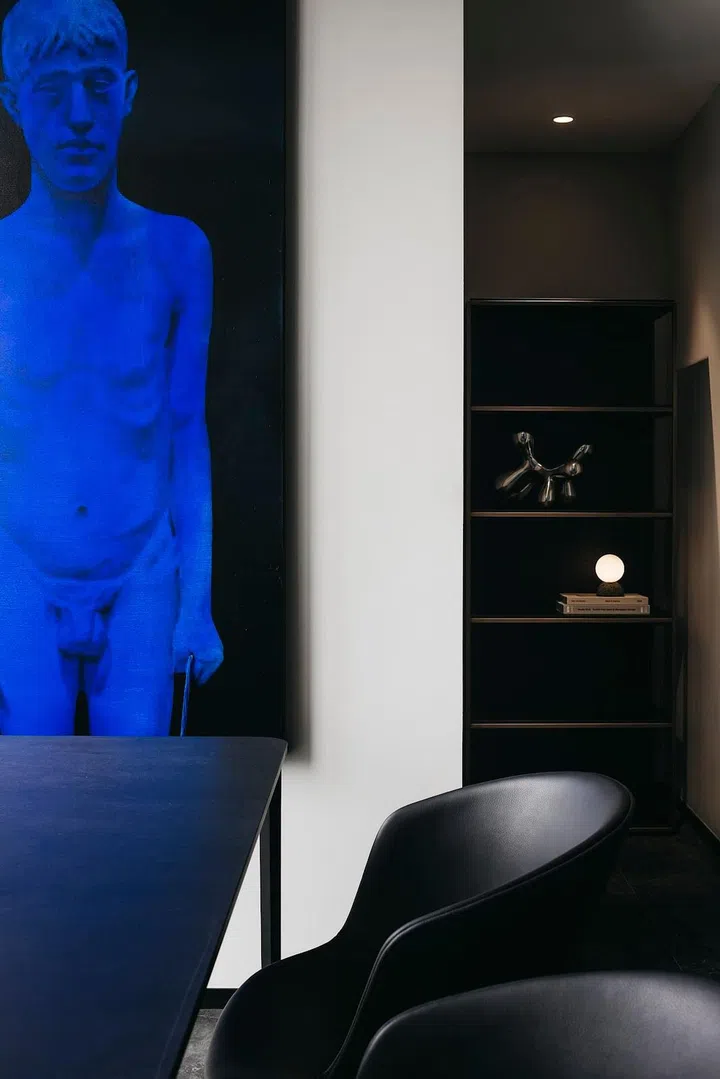 The occasional pop of colour — here demonstrated by the artwork — livens the mood. (Photo: Studio Periphery)