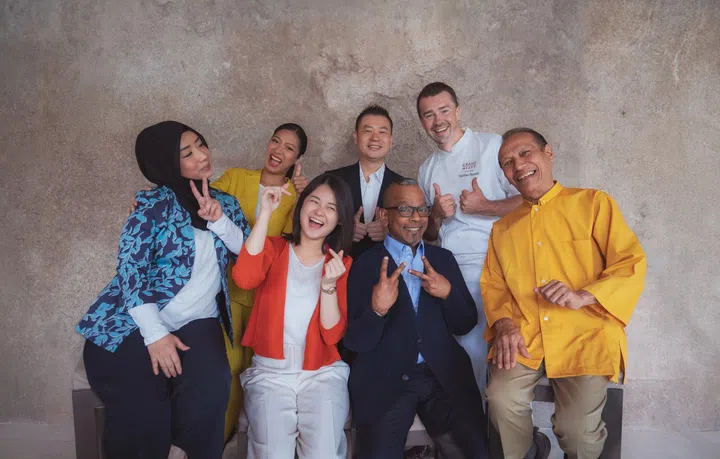 A fun shot with Grand Hyatt Singapore’s hotel staff. (Photo: Grand Hyatt Singapore)