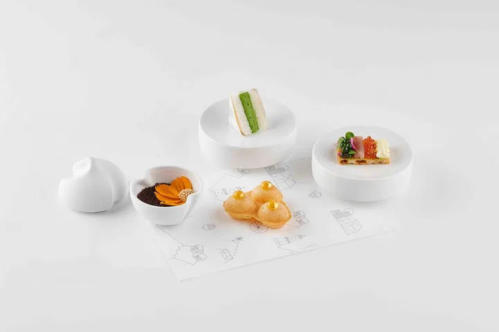 Amuse bouche and Pane e Poesia: pagnotta rustica, extra virgin olive oil, vitel tonnè, black onion caviar. Photo: Art/il Lido Group