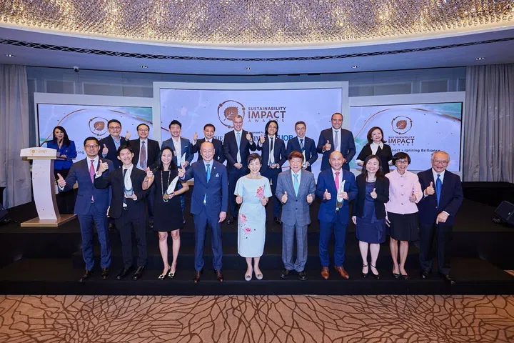 Minister for Sustainability and the Environment Grace Fu (centre), SPH Media Trust chairman Khaw Boon Wan (to her left), UOB deputy chairman and CEO Wee Ee Cheong (to her right), and the winners and judges of the Sustainability Impact Awards 2023. (Photo: The Business Times)