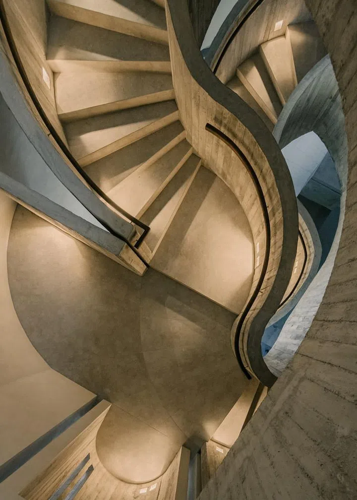 The fair-faced concrete staircase stands in the middle of the house and dances and twists up the full three floors. (Photo: Khoo Guo Jie)
