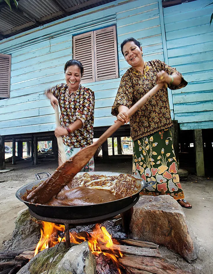 Stirring dodol.