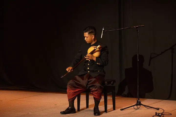 Heang Chunn Heng performing with the kse muoy at The Gong’s opening ceremony. (Photo: Smiling Gecko Cambodia)
