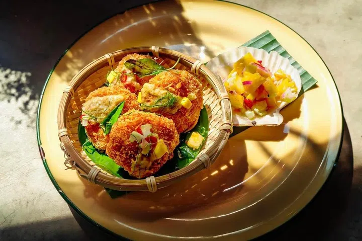 Deep-Fried Prawns and Scallops Cake with Green Curry Paste (Photo: Un-Yang-Kor-Dai)