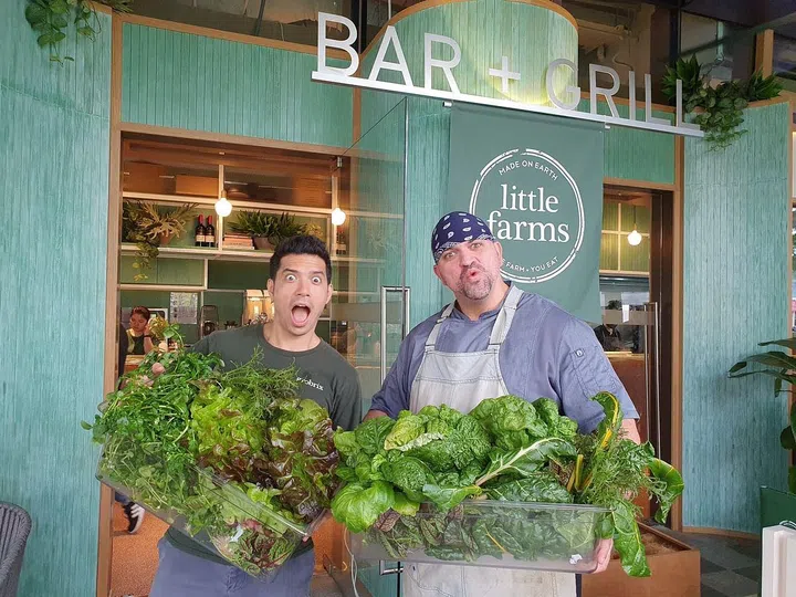 Mathew Howe at Little Farms Serangoon with Carl Jaeger, the restaurant's head chef, and the Grobrix harvest (Image: Growbrix)