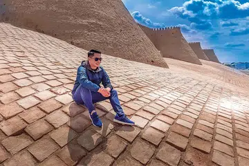 Go has become the local English expert and has adopted the custom of sharing food with the person sitting beside him.