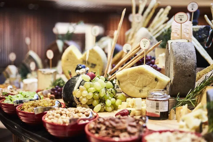 Basilico
presents 40
regional Italian farm
cheeses for Sunday
brunch.