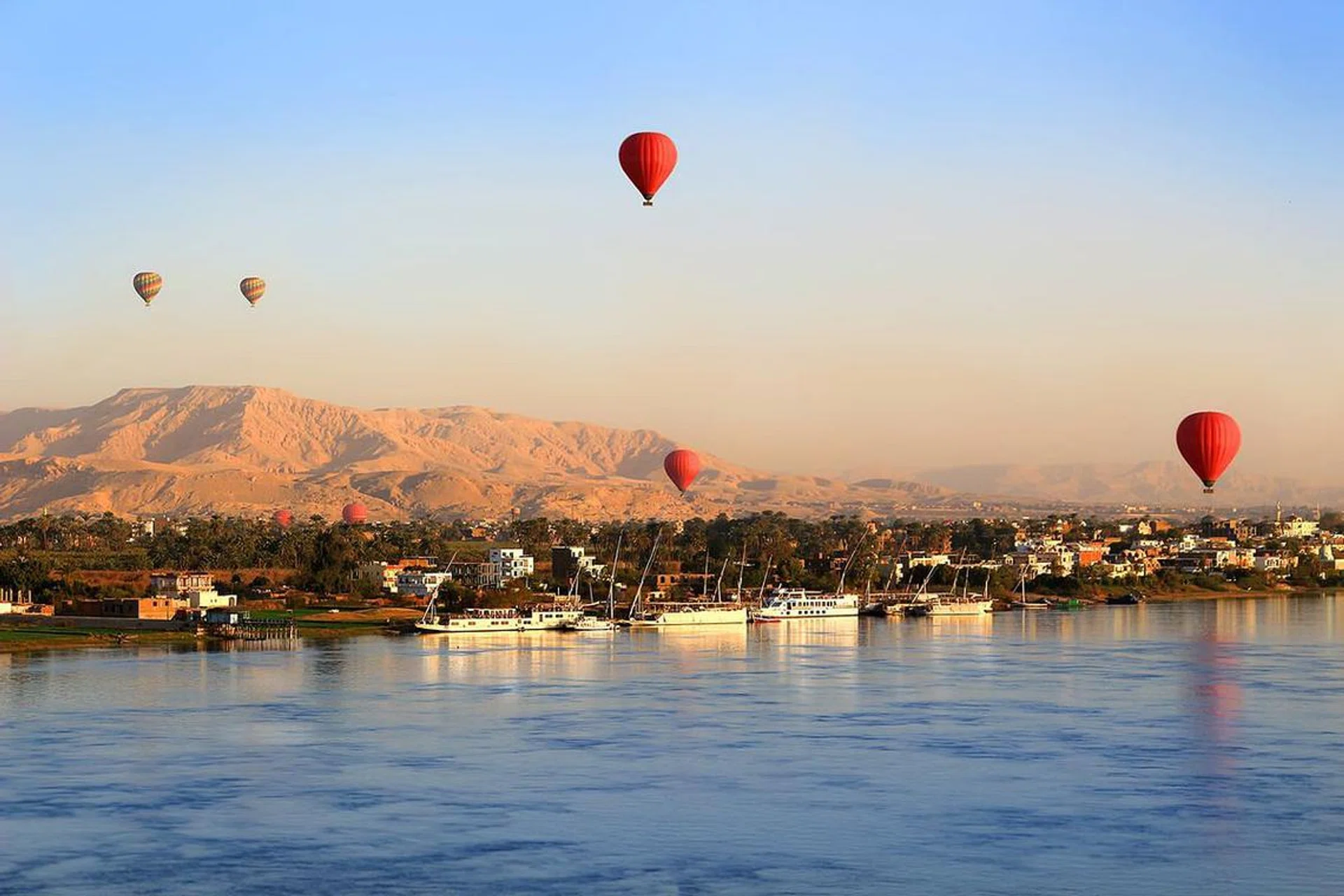 Hot air balloons over Luxor_scott dunn private