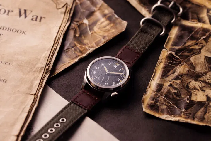 Vario 1945 D12 raven black field watch. (Photo: Vario)