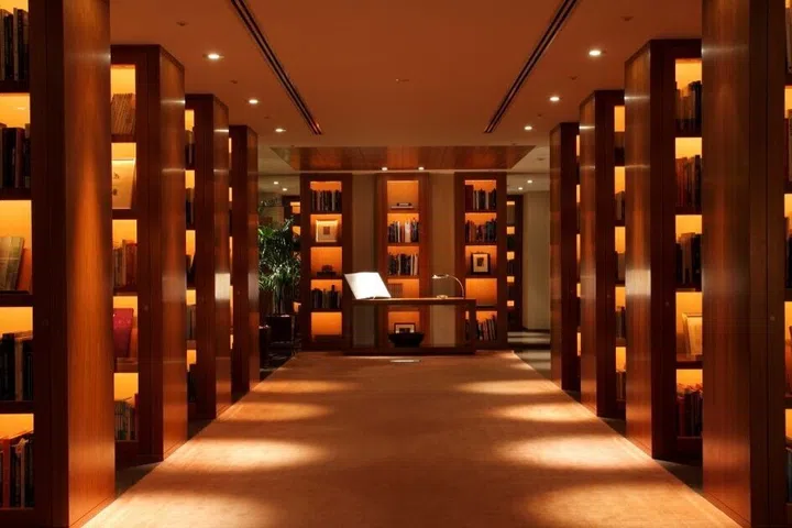 The Park Hyatt Tokyo’s library offers a quiet refuge within Kenzo Tange’s modernist Shinjuku Park Tower, where carefully curated reading spaces invite guests to linger in understated elegance. (Photo: The Park Hyatt Tokyo)