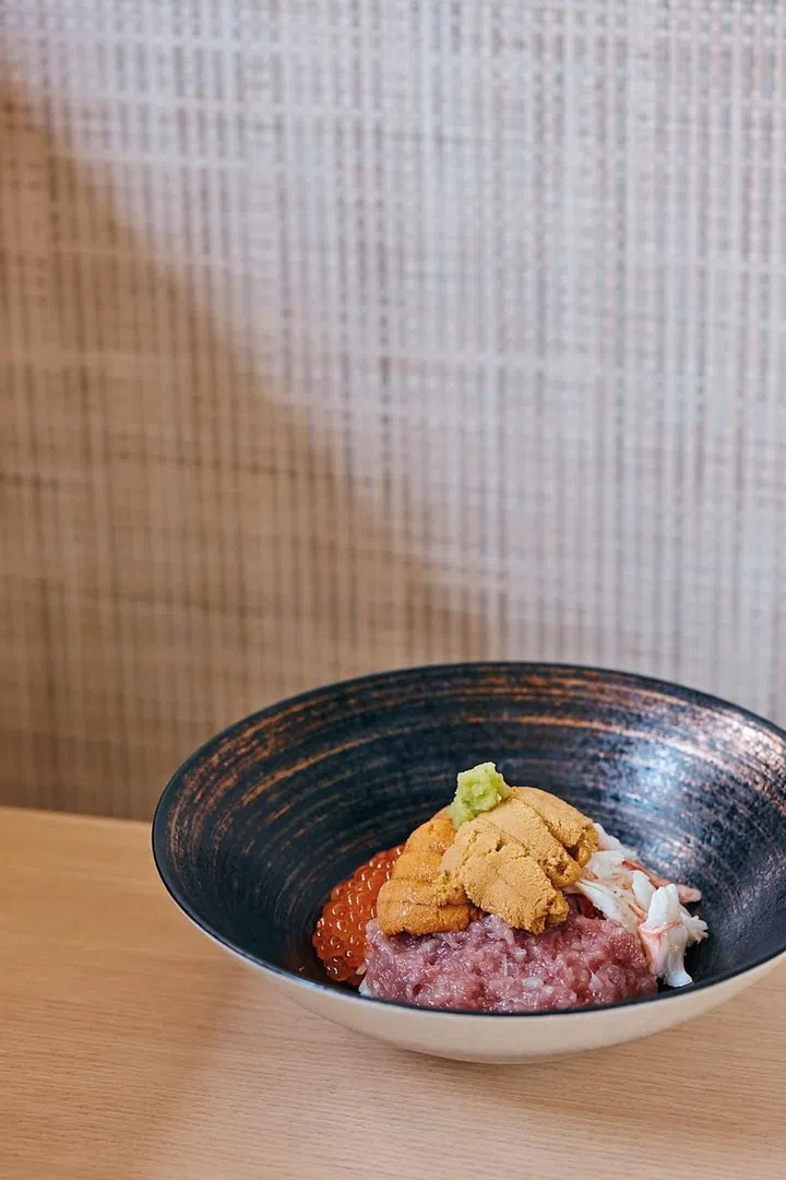 Seasonal chirashi bowl with kegani (hairy crab),
two types of sea urchin (sweet bafun uni and creamy murasaki uni), ikura and negitoro.