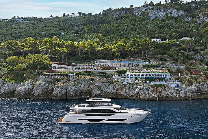 Ferretti Yacht 860.
