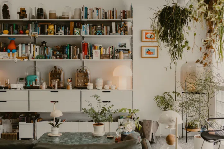 The 606 Universal Shelving System from Vitsoe in the living area was brought over from their previous home. (Photo: Studio Periphery)