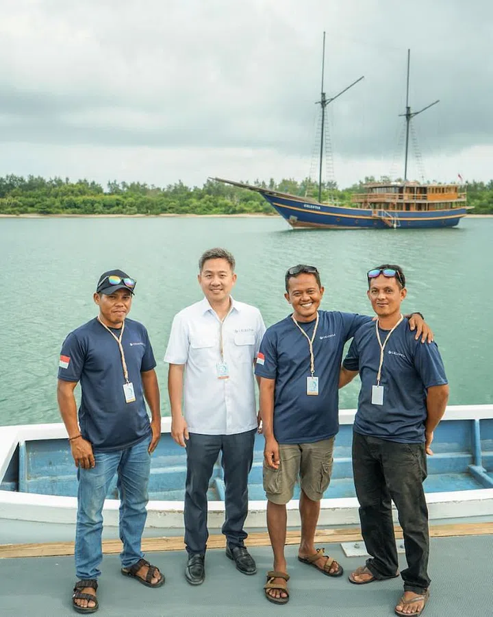 Jason Tabalujan (in white) with the crew. (Photo: Celestia)