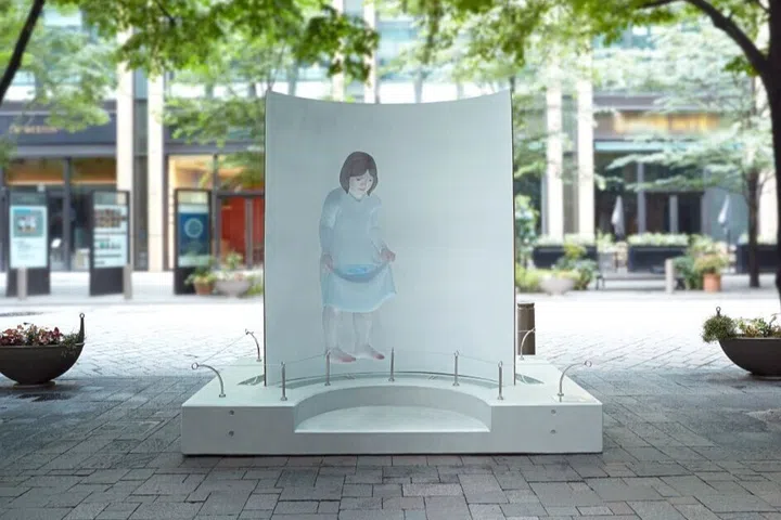 Michiko Nakatani’s “A Girl Who Carries a Small Fish Carefully and a Blue Bird Flying in Your Golden Sky” (2022) is one of the artworks that will make you pause along Marunouchi’s Naka-dori Avenue. (Photo: Mitsubishi Estate Co., Ltd.)