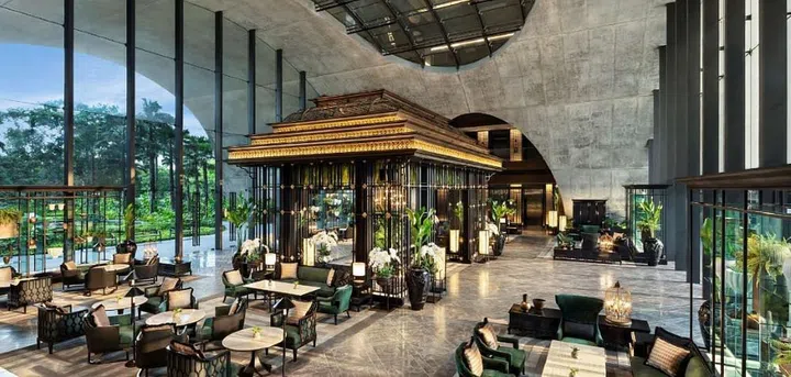 The hotel is surrounded by lush greenery. (Photo: Sindhorn Kempinski Hotel Bangkok)
