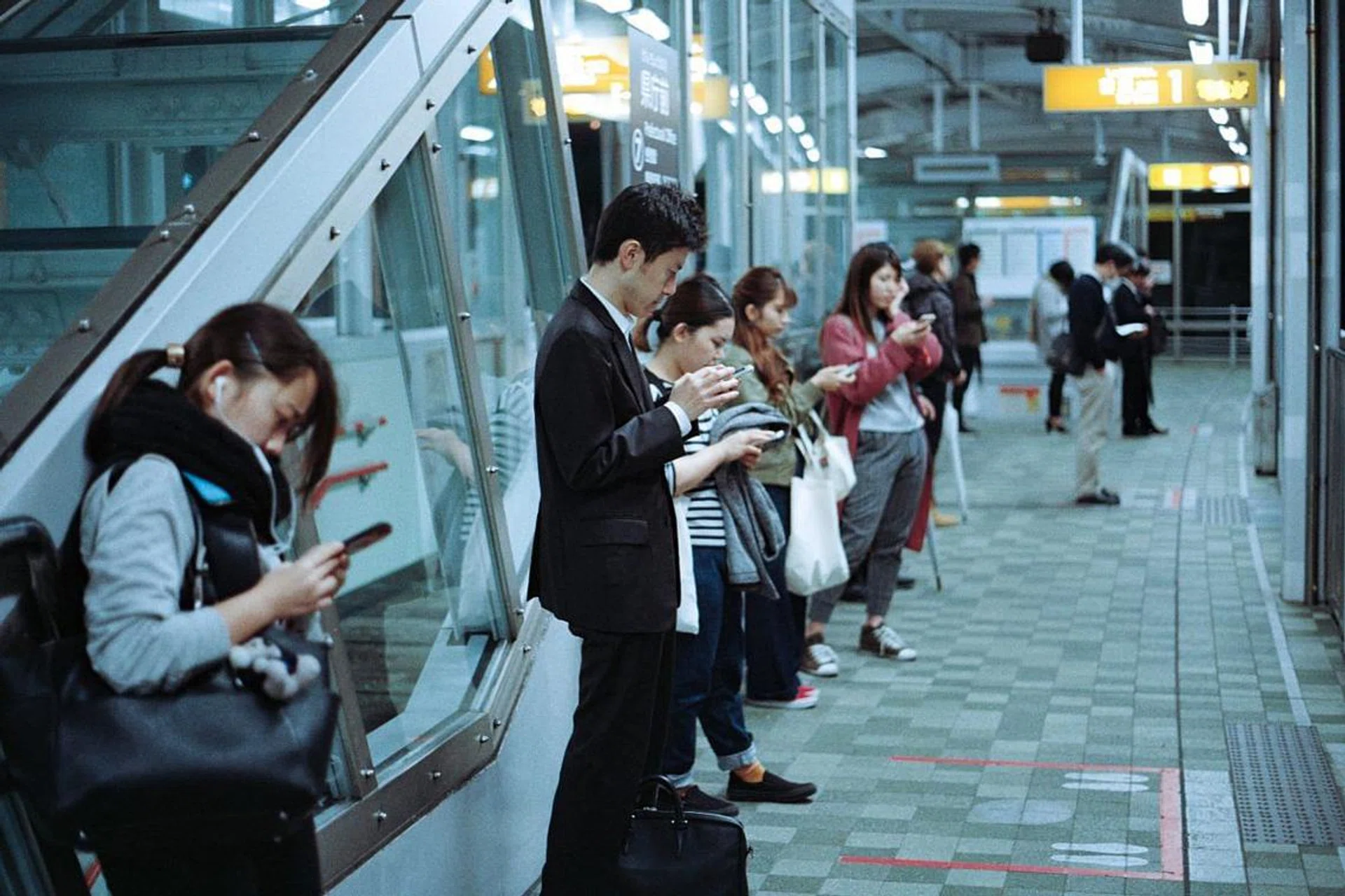 commuters-using-phones
