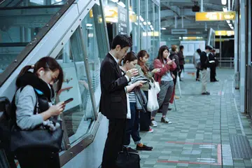 commuters-using-phones